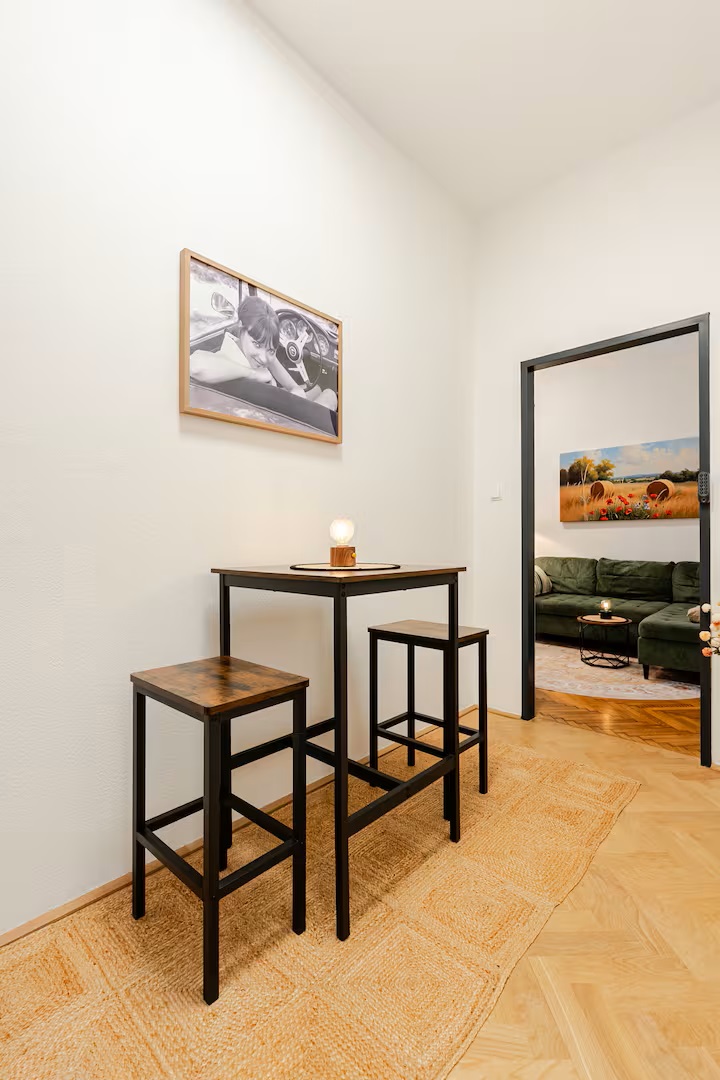 Blick vom Flur in die Felsgasse Suiten Wohnung mit Wohnbereich und Pflanzen
